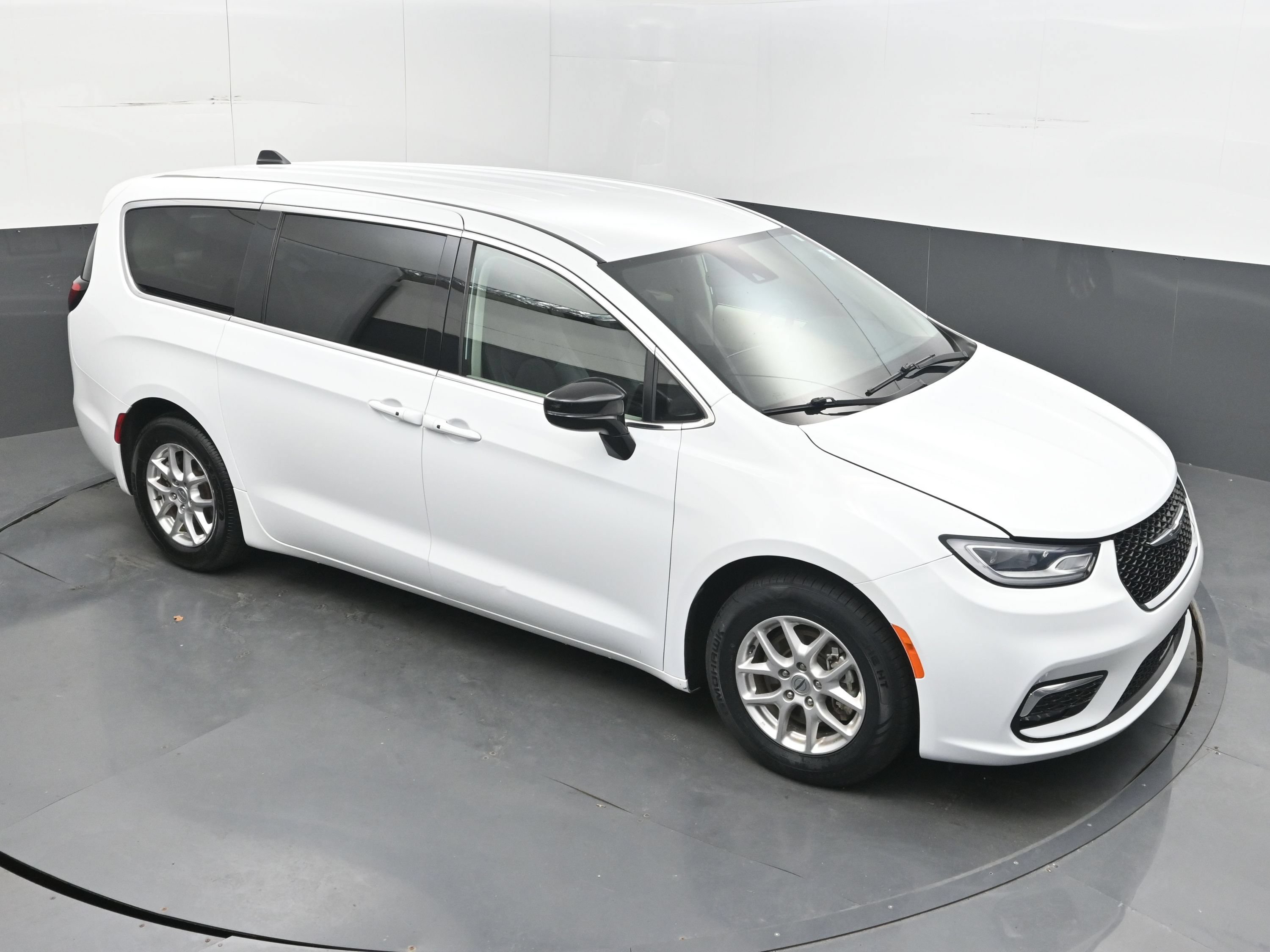 Used 2024 Chrysler Pacifica Touring-L FWD image 26