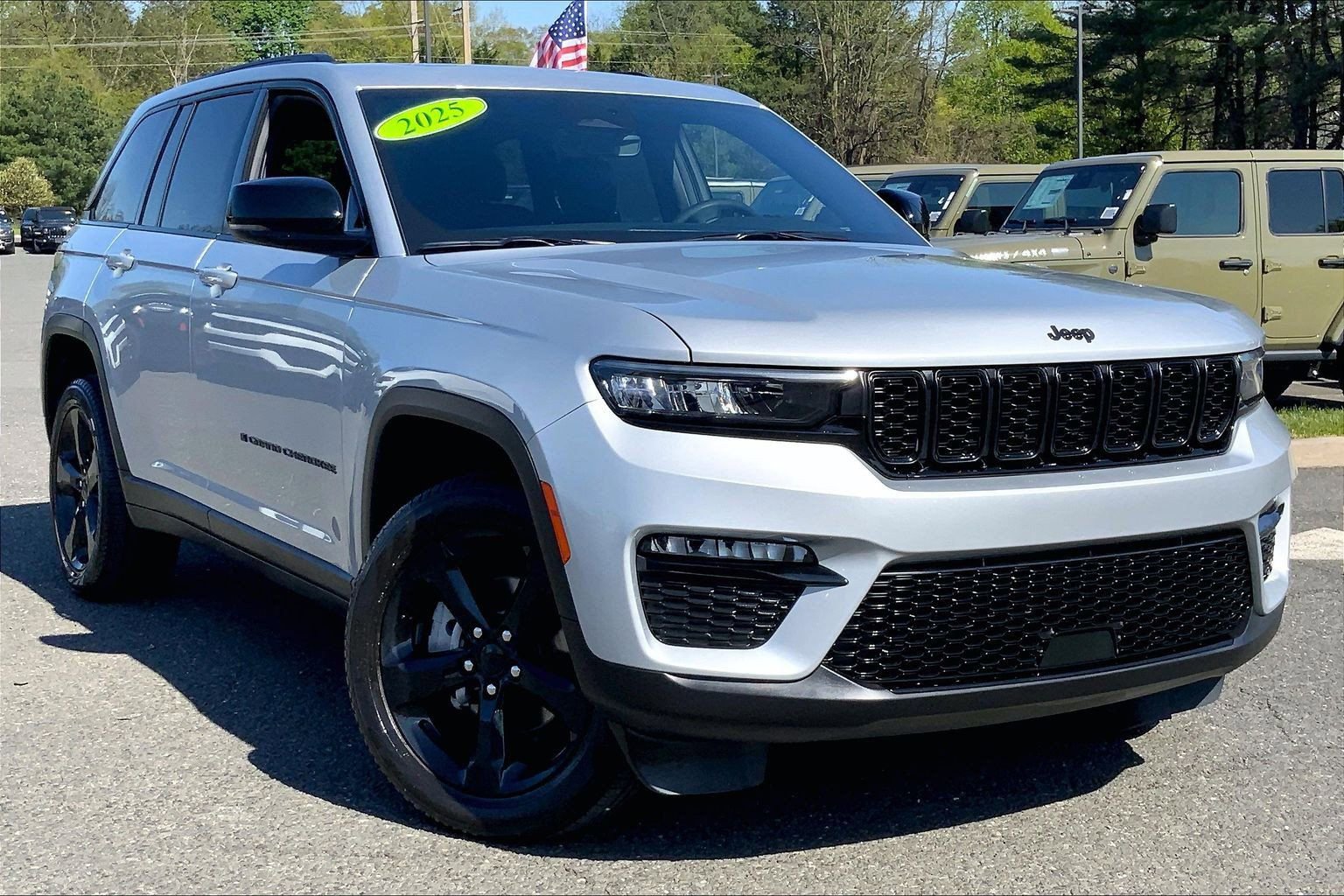 Certified 2025 Jeep Grand Cherokee Limited w/ Black Appearance Package AWD/4WD image 2
