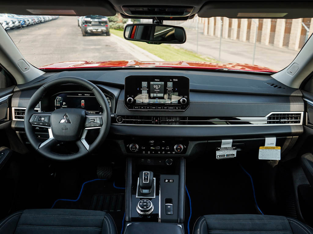New 2025 Mitsubishi Outlander SE image 13