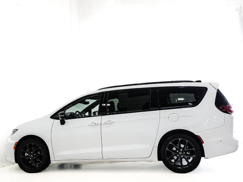 Used 2024 Chrysler Pacifica Limited w/ S Appearance Package FWD image 6