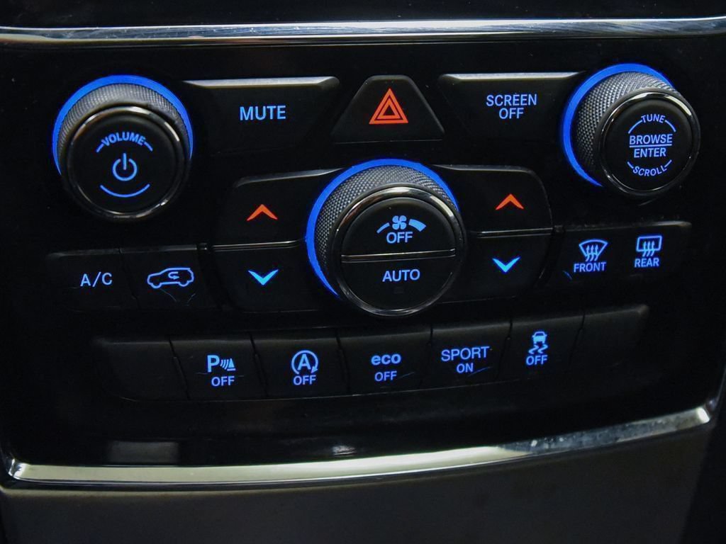 Used 2022 Jeep Grand Cherokee Laredo X AWD/4WD image 17