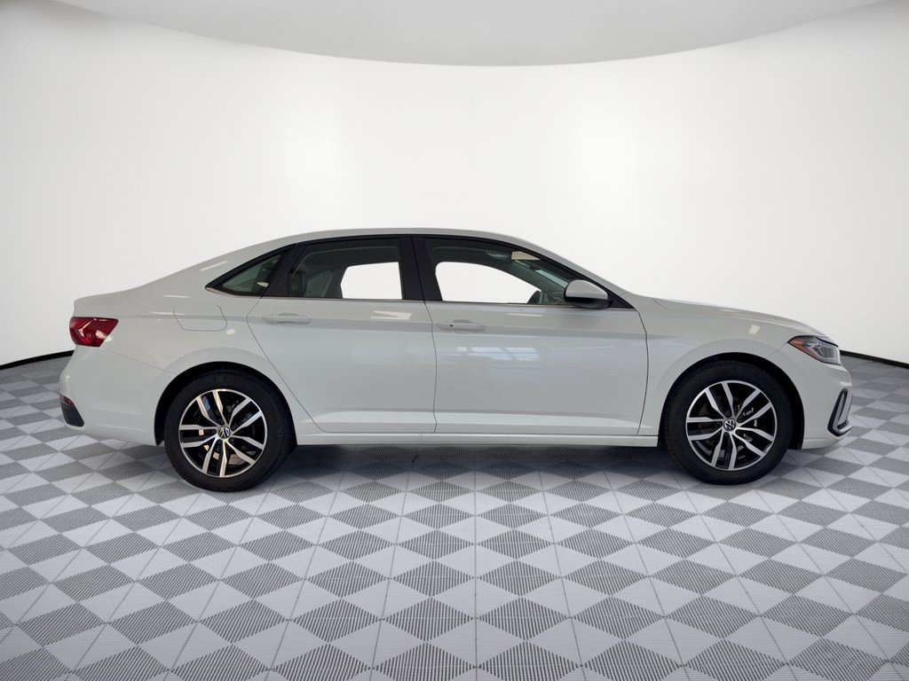 Used 2026 Volkswagen Jetta SE FWD image 8