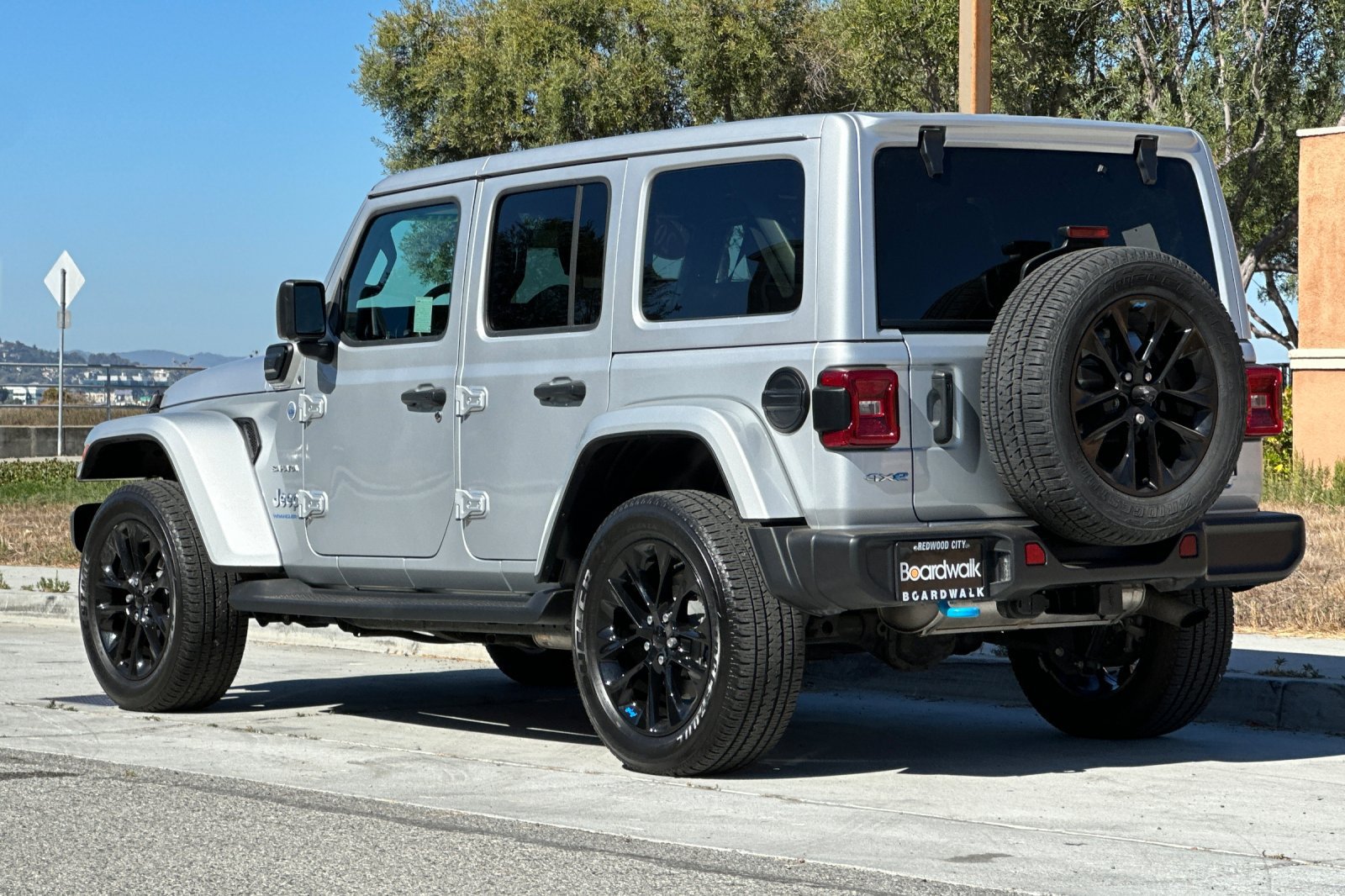Used 2023 Jeep Wrangler Unlimited Sahara w/ Cold Weather Group AWD/4WD image 6