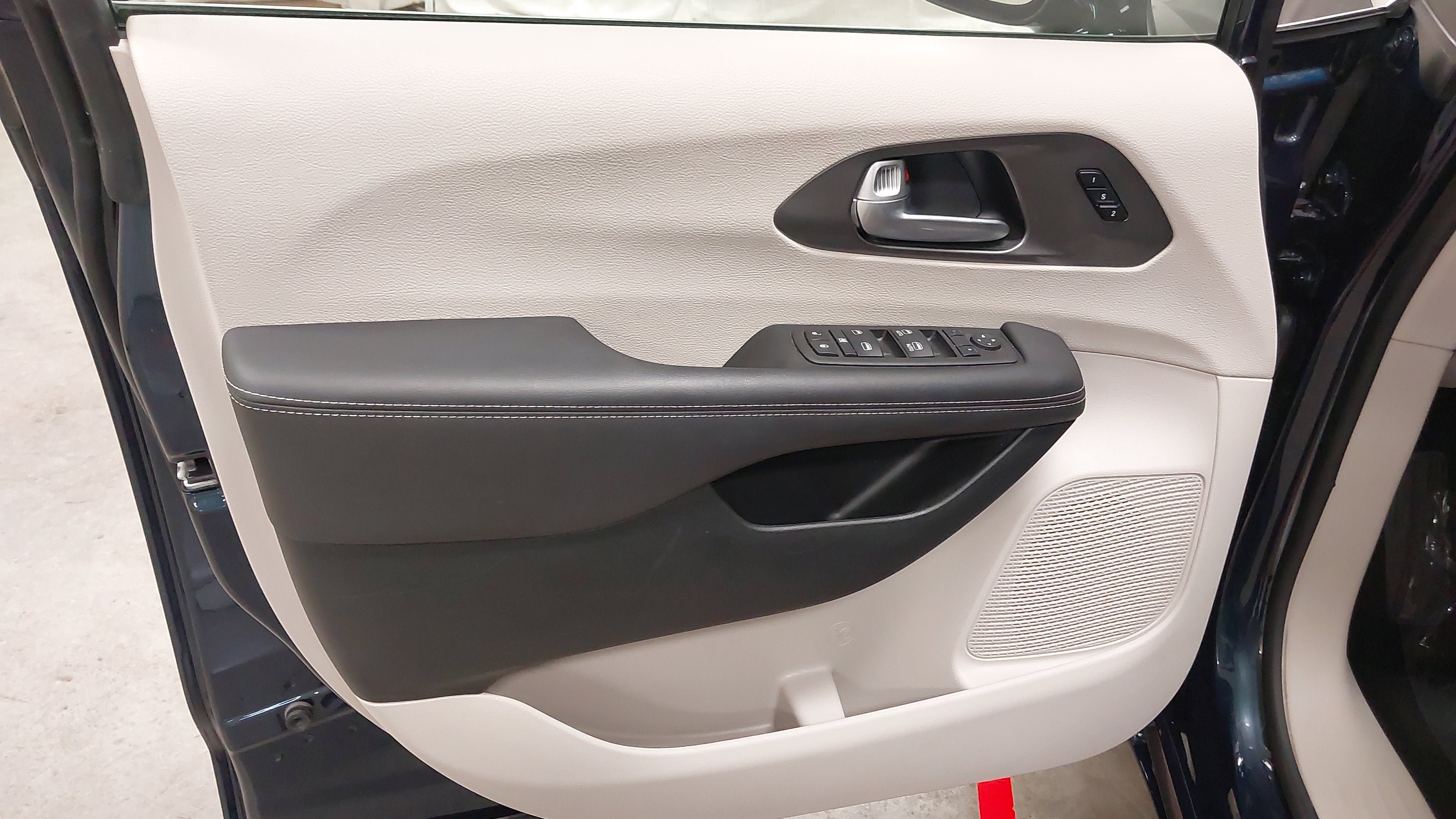 Used 2024 Chrysler Pacifica Touring-L FWD image 24