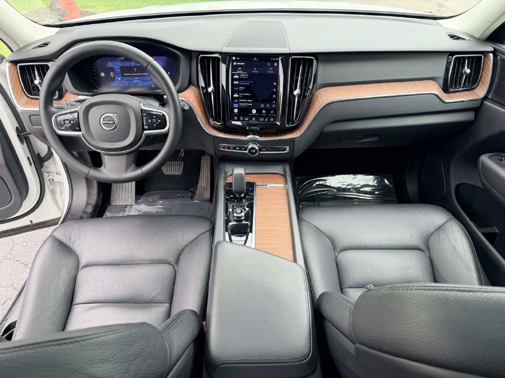 Used 2023 Volvo XC60 B5 Plus w/ Climate Package AWD/4WD image 2