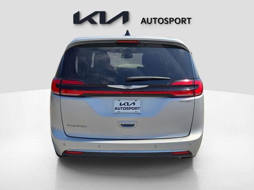 Used 2023 Chrysler Pacifica Touring-L image 9