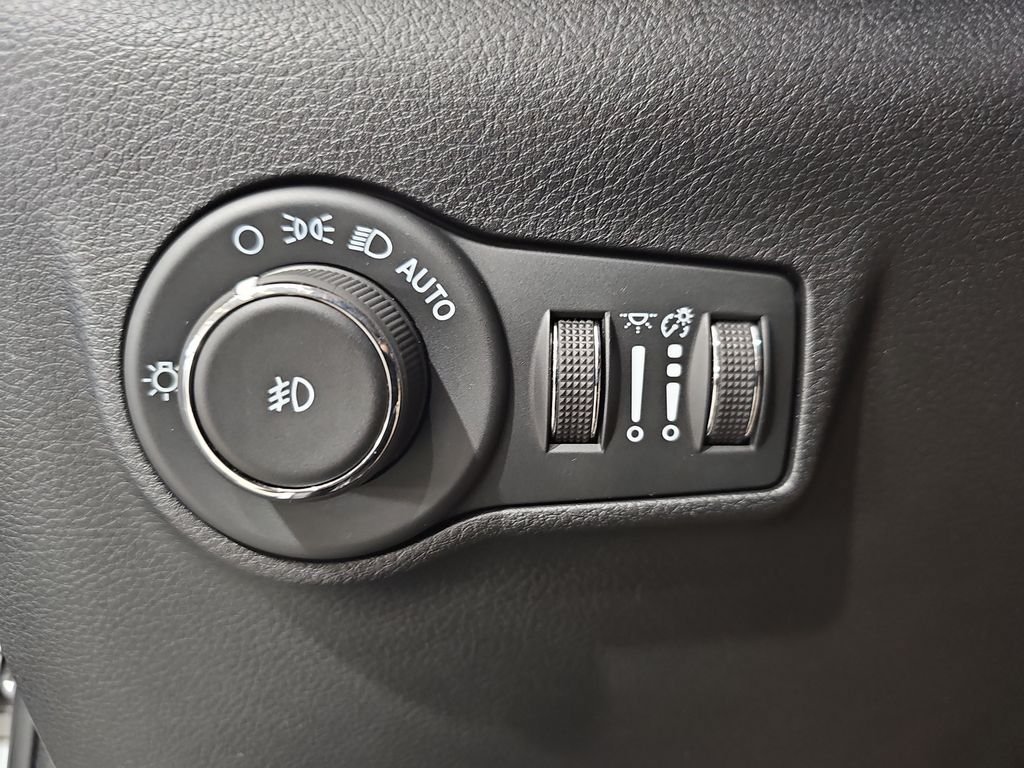 Used 2024 Jeep Compass Latitude w/ Sun and Sound Group AWD/4WD image 27