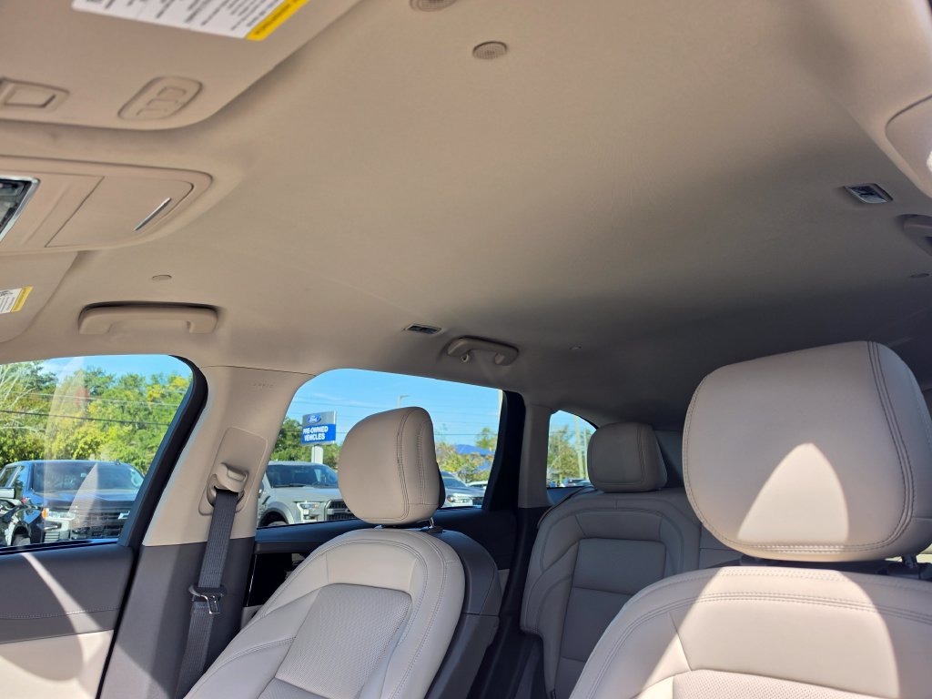 Used 2025 Lincoln Nautilus Premier AWD/4WD image 32