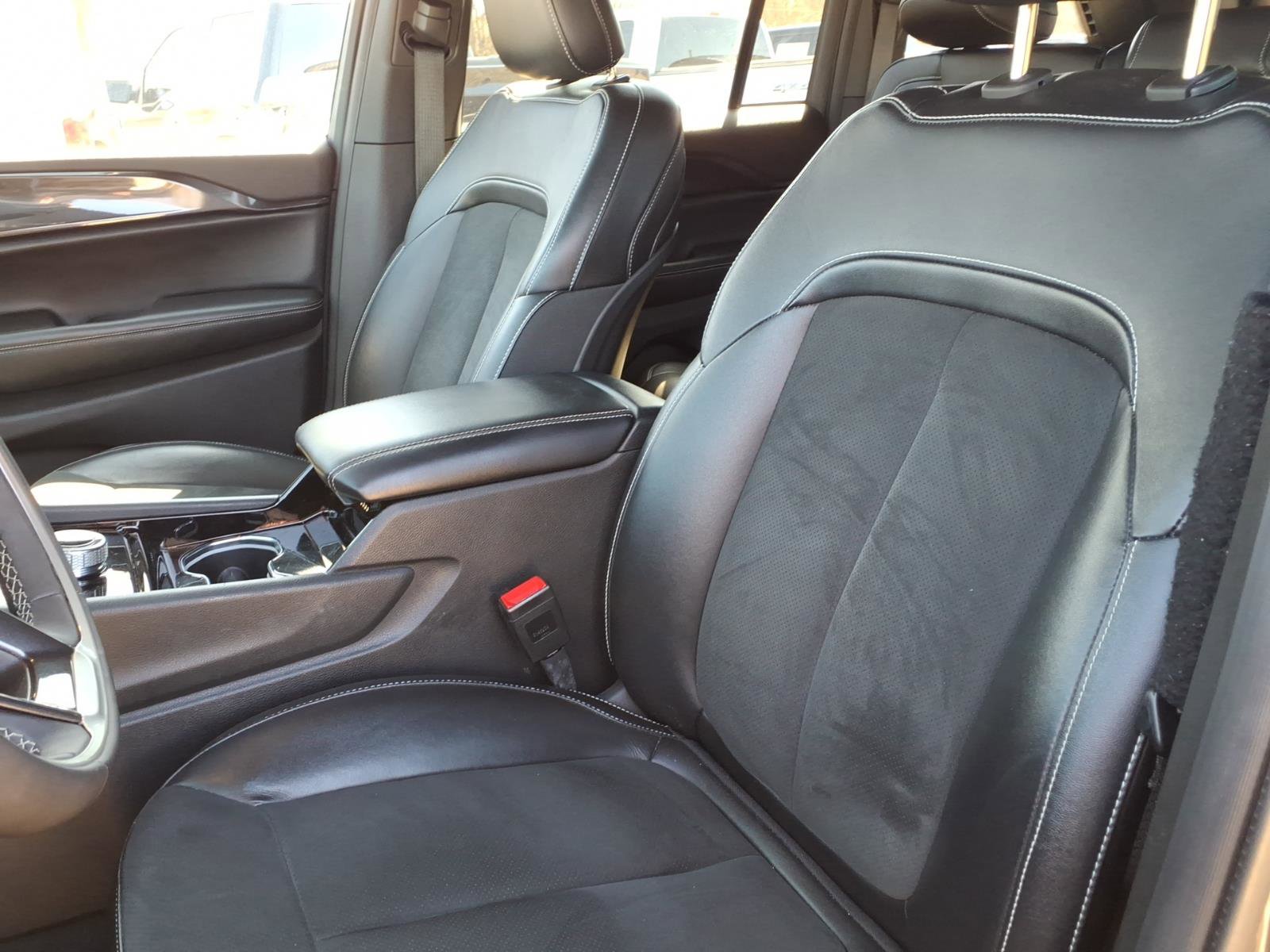 Used 2023 Jeep Grand Cherokee Altitude AWD/4WD image 4