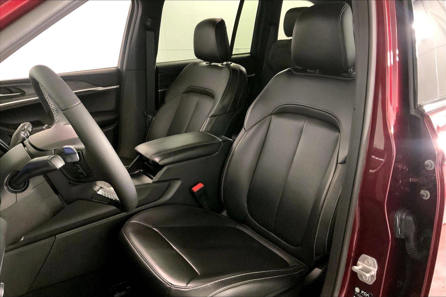 Used 2025 Jeep Grand Cherokee Limited AWD/4WD image 22