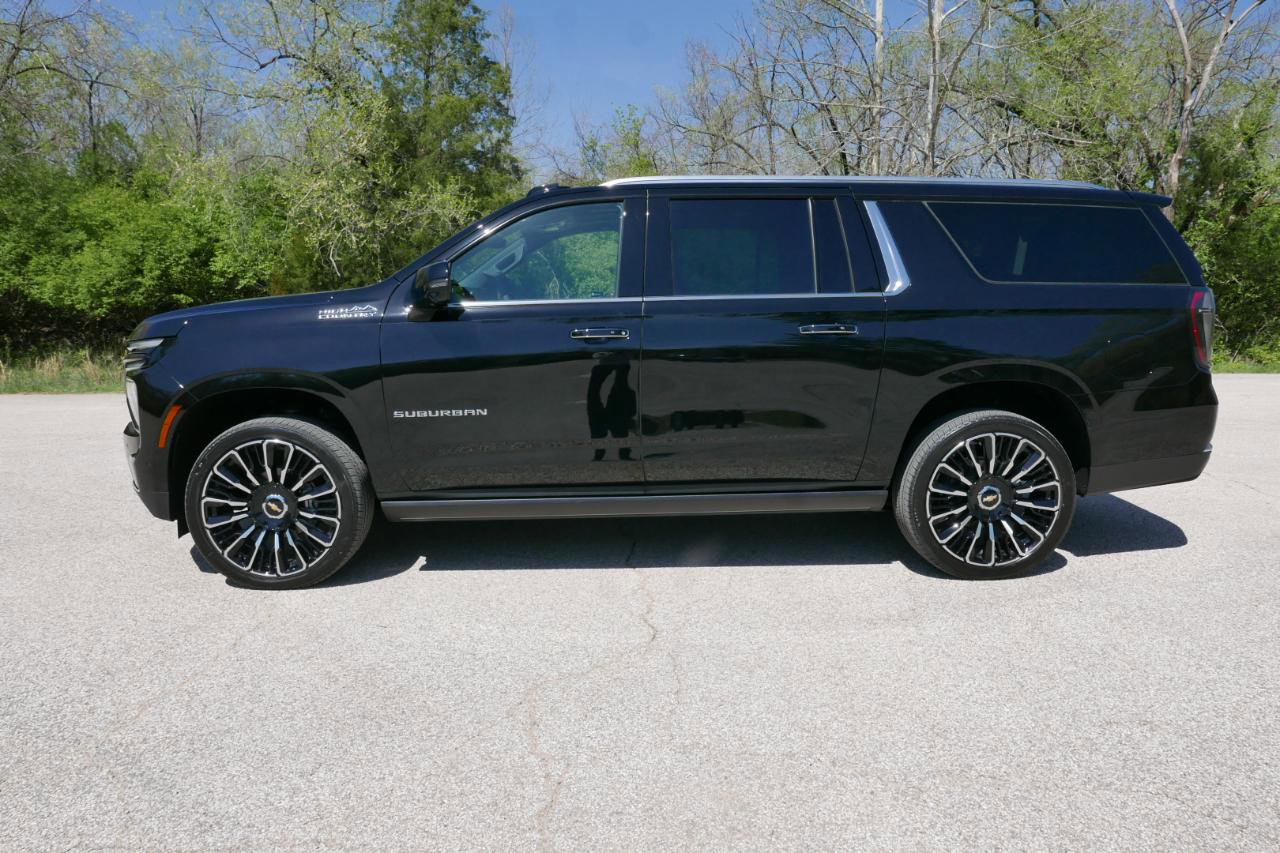Used 2025 Chevrolet Suburban High Country image 2