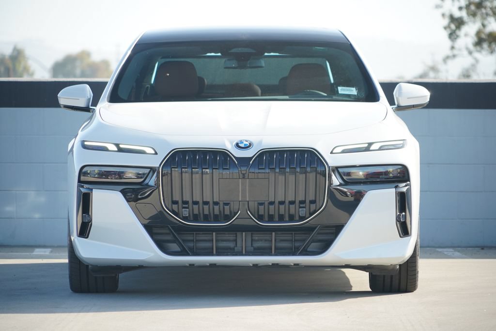 New 2026 BMW 750e xDrive w/ Premium Package AWD/4WD image 2