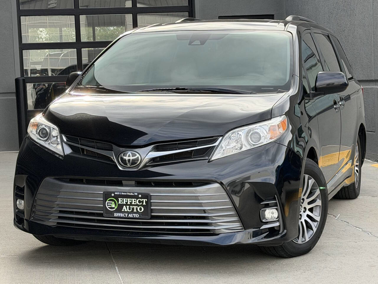 Used 2019 Toyota Sienna XLE w/ XLE Navigation Package FWD image 3