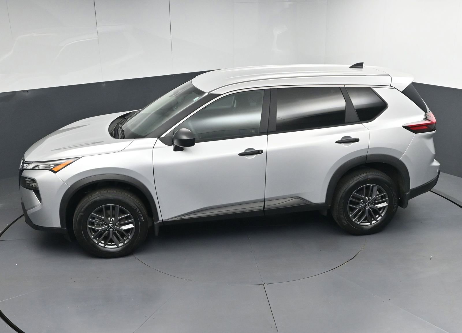 Used 2025 Nissan Rogue S image 34