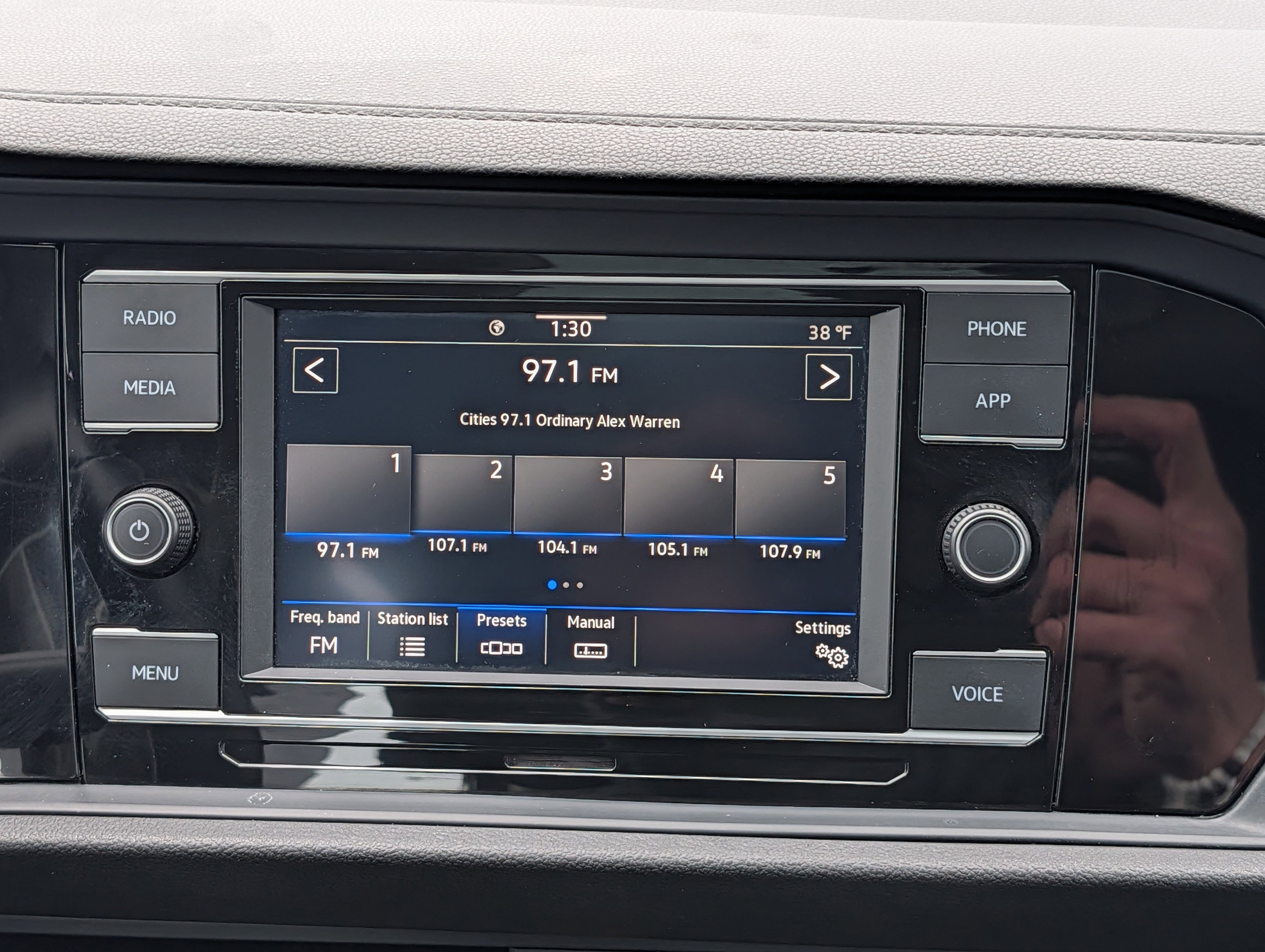 Certified 2022 Volkswagen Jetta SE w/ Panoramic Sunroof Package image 31