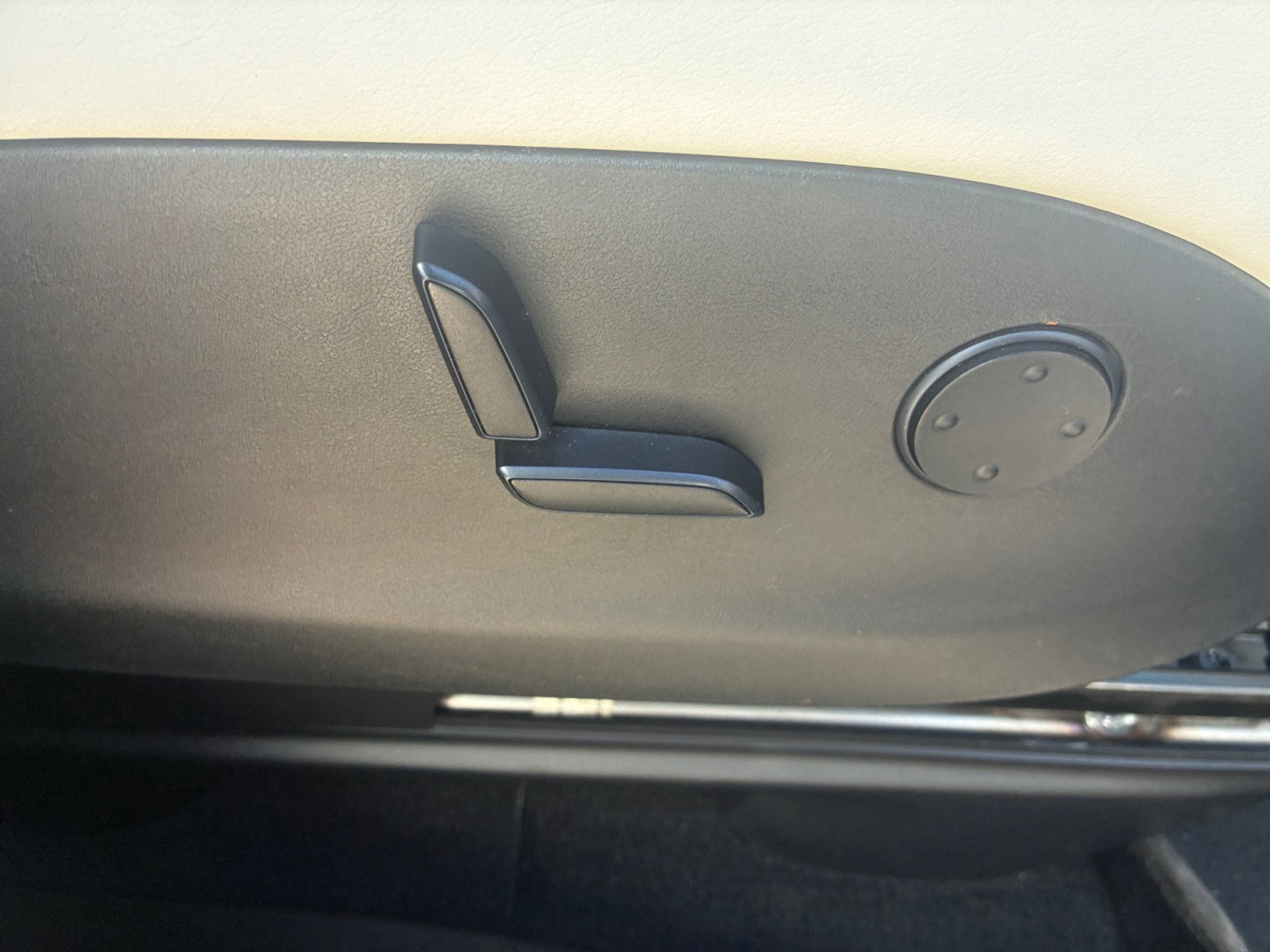 Used 2018 Tesla Model X 75D image 25