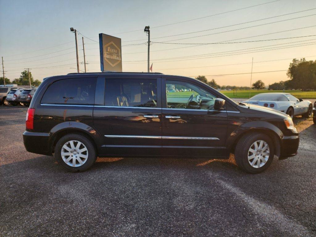 Used 2014 Chrysler Town & Country Touring w/ Driver Convenience Group FWD image 3