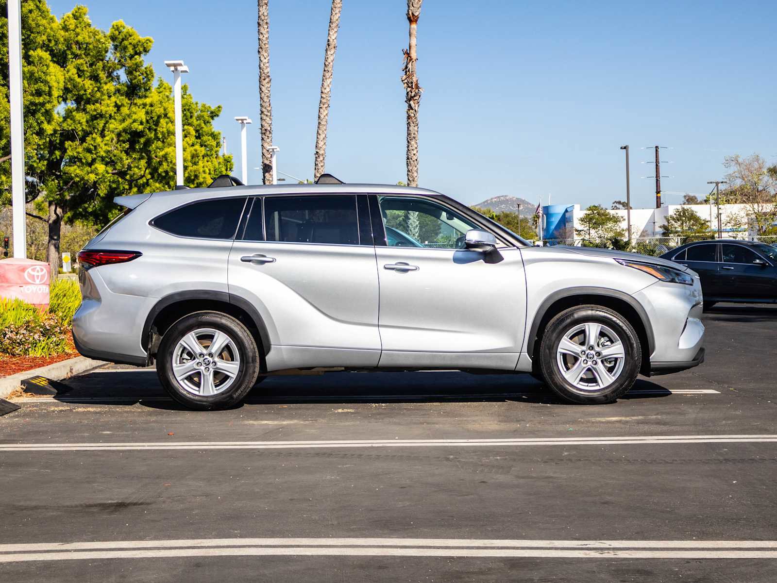 Used 2022 Toyota Highlander LE FWD image 4
