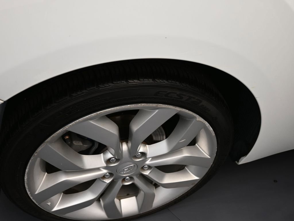 Used 2013 Hyundai Veloster w/ Style Pkg image 18