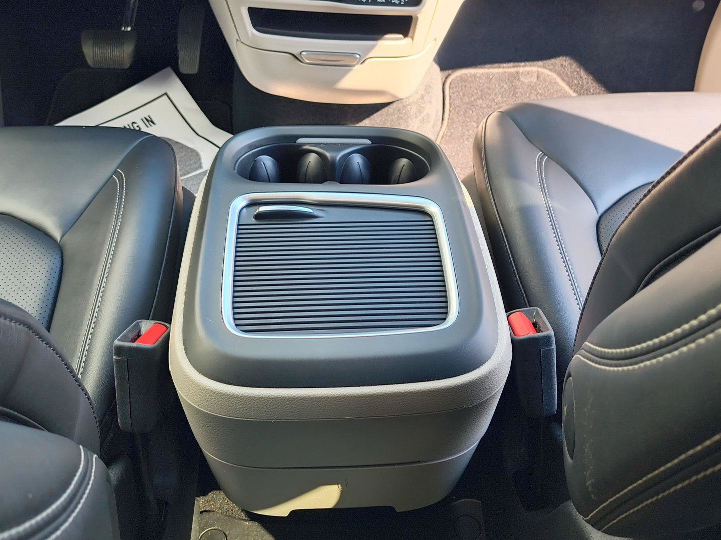 Used 2024 Chrysler Pacifica Touring-L FWD image 16