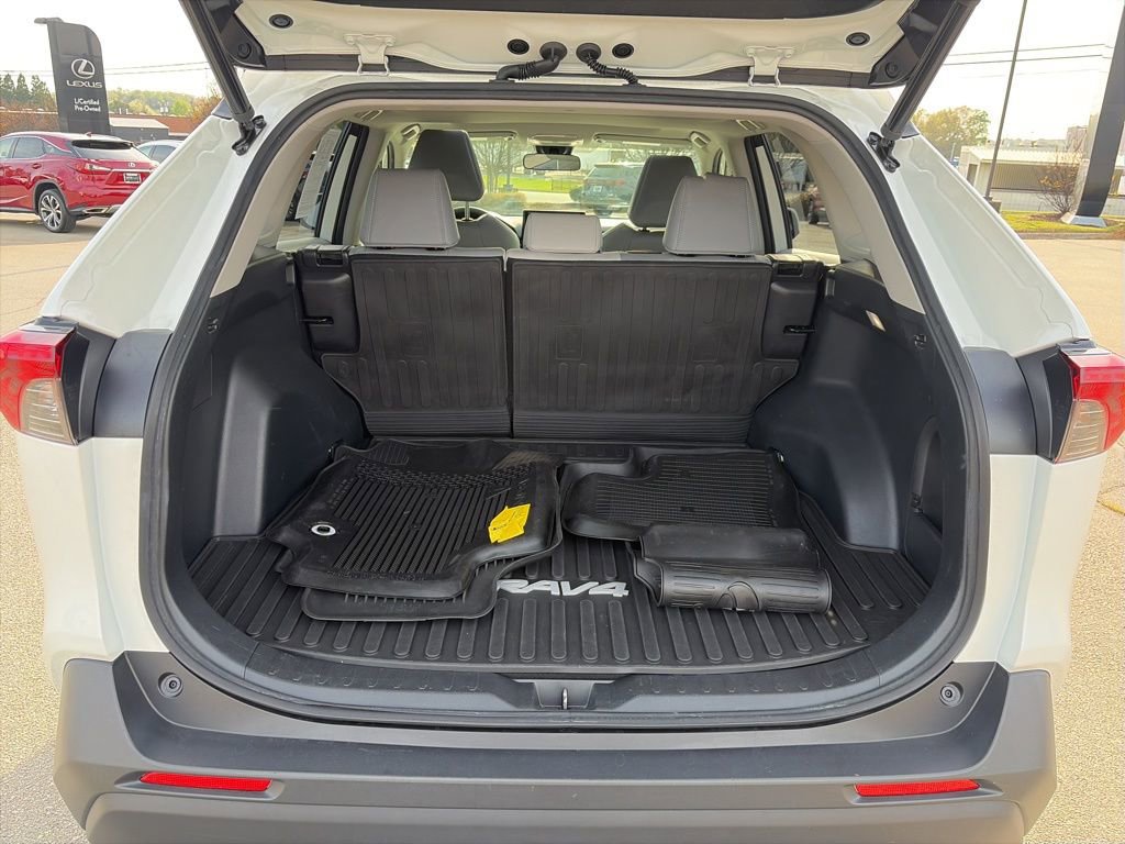 Used 2022 Toyota RAV4 XLE Premium image 14