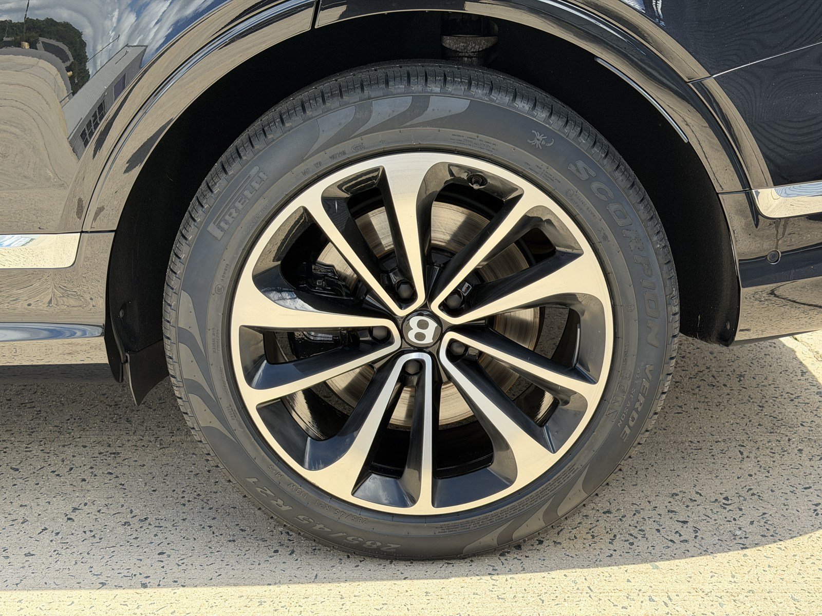 Certified 2023 Bentley Bentayga AWD/4WD image 6
