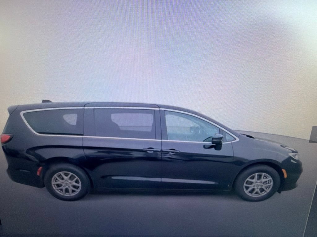 Used 2024 Chrysler Pacifica Touring-L FWD video 2
