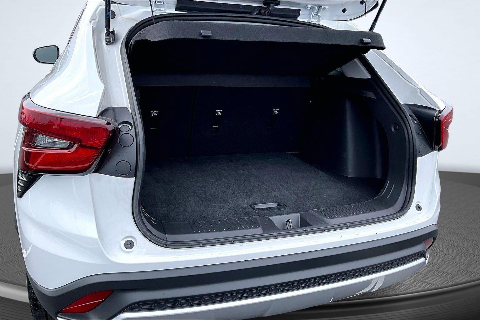 Used 2025 Chevrolet Trax LT FWD image 5