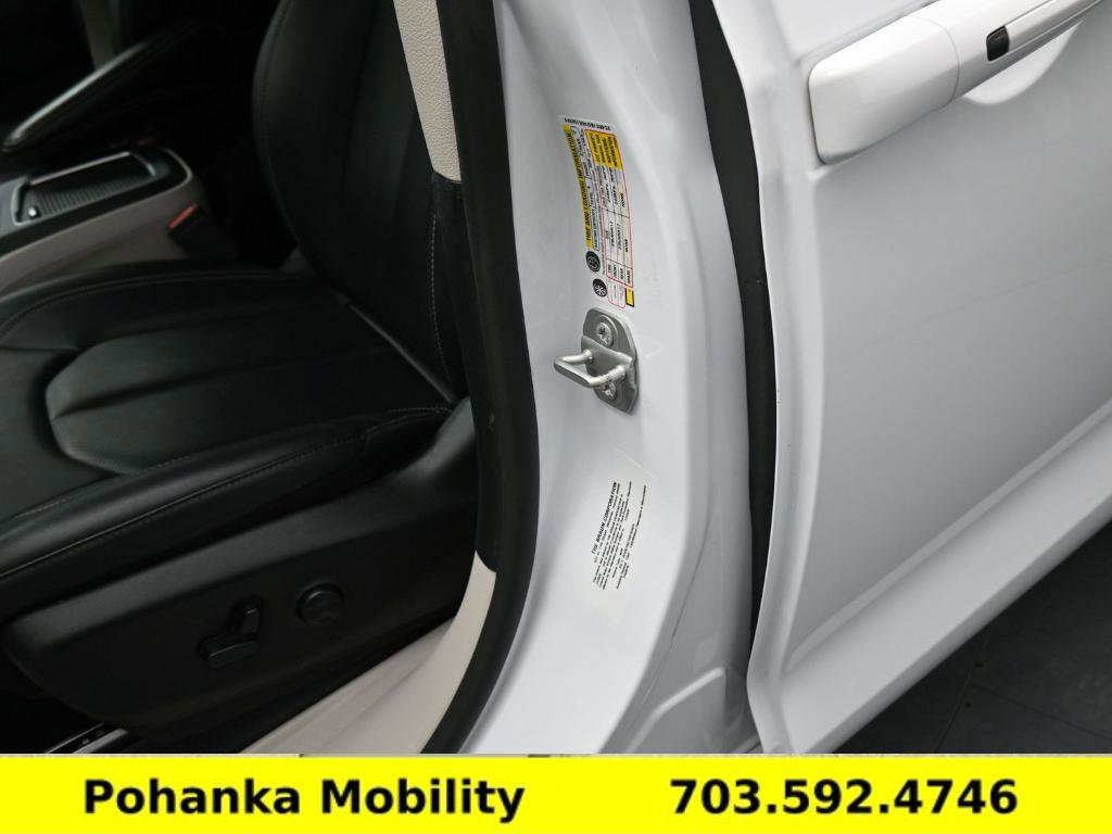 Used 2024 Chrysler Pacifica Touring-L image 11