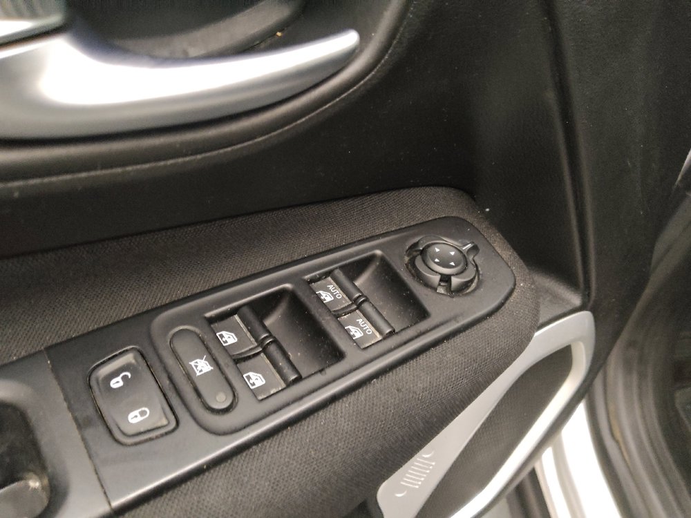 Used 2020 Jeep Renegade Latitude FWD image 27