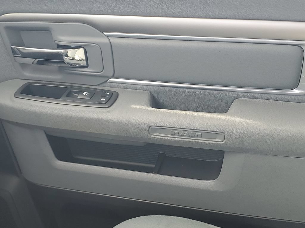 Used 2017 RAM 1500 Express RWD image 12