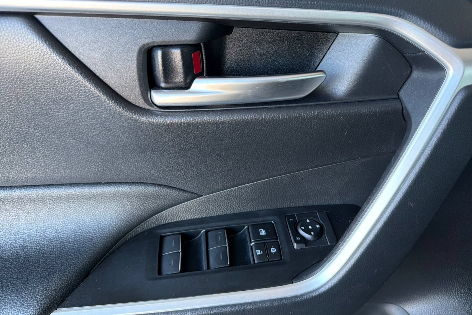Used 2025 Toyota RAV4 XLE FWD image 12