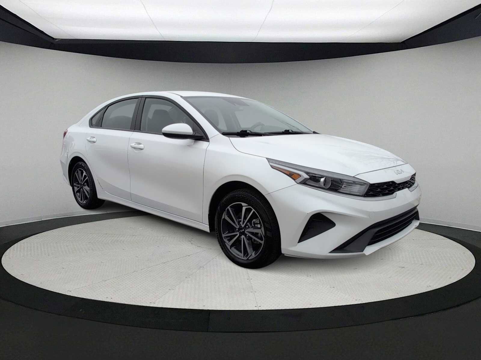 Used 2024 Kia Forte LXS image 2