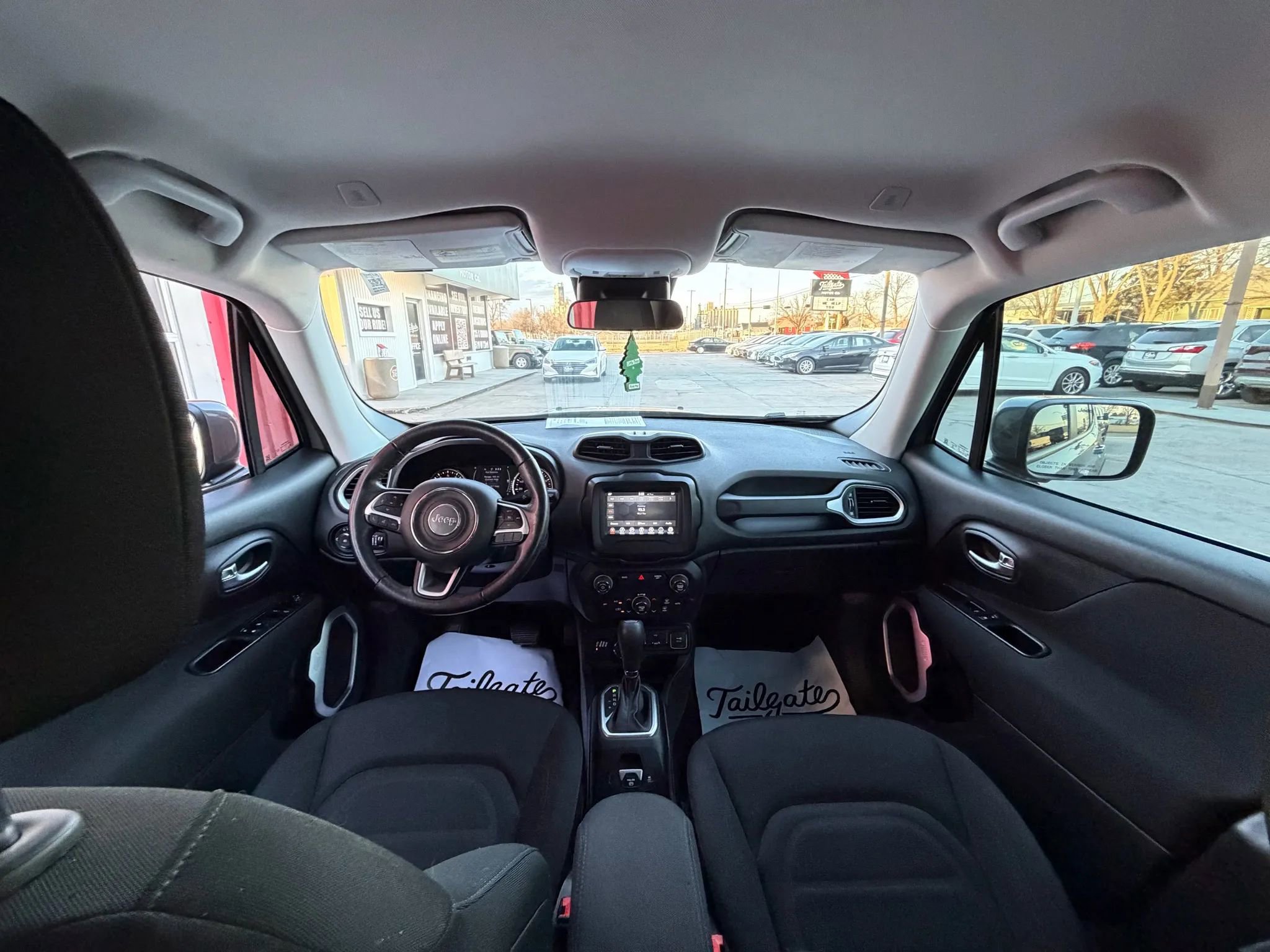 Used 2019 Jeep Renegade Latitude w/ Cold Weather Group image 18