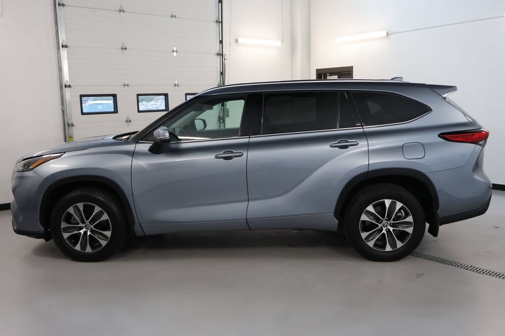 Used 2021 Toyota Highlander XLE AWD/4WD image 4