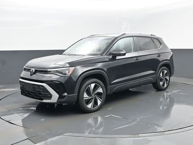 Used 2025 Volkswagen Taos SE image 2