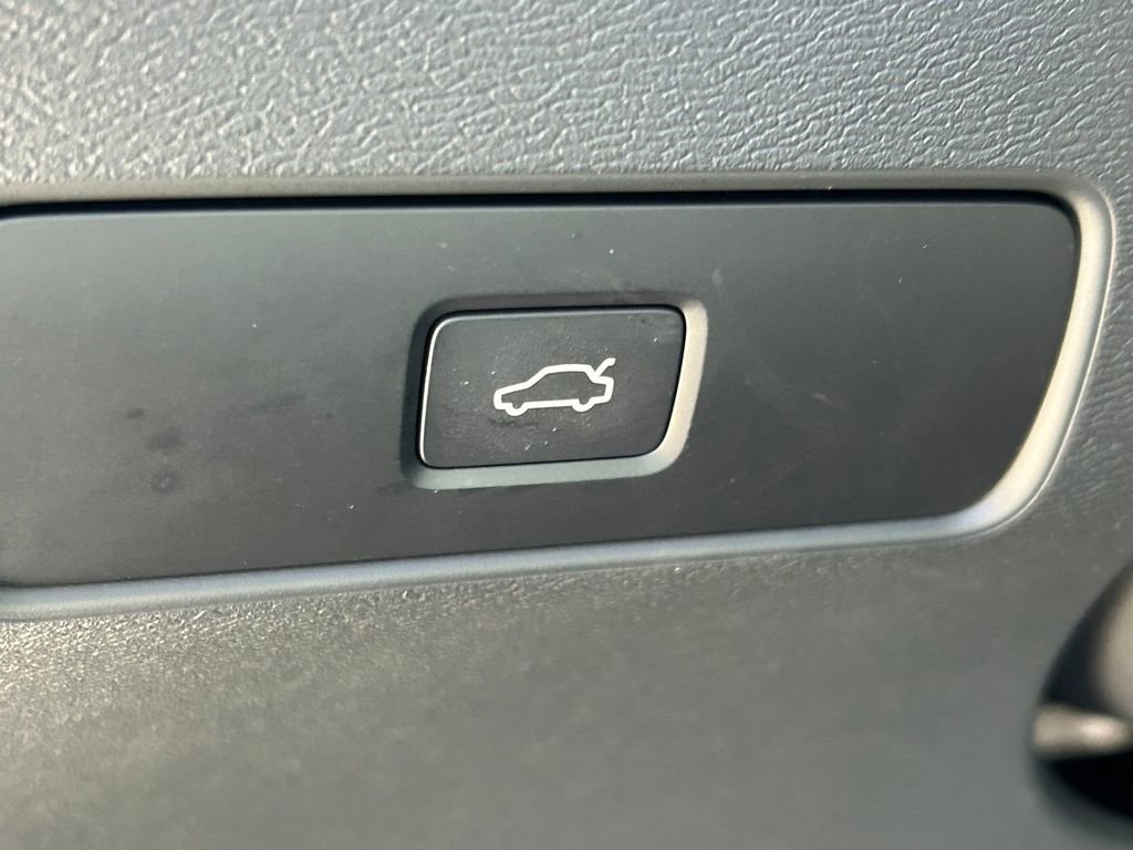 Used 2025 Volvo XC40 B5 Core w/ Protection Package Premier image 26