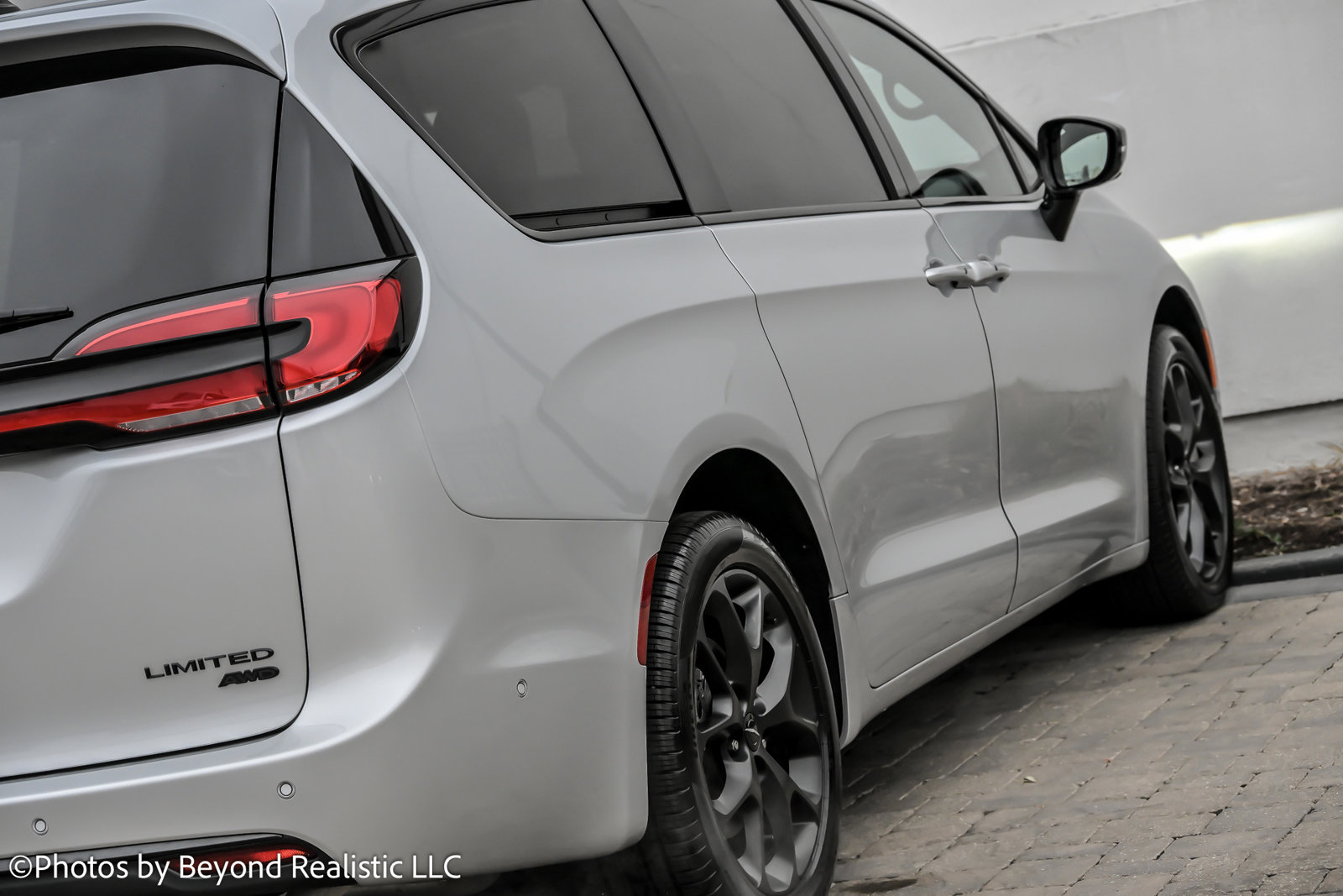 Used 2024 Chrysler Pacifica Limited w/ S Appearance Package image 9