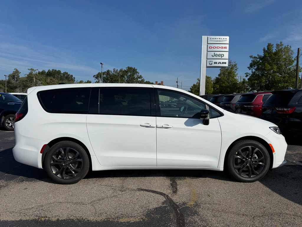 New 2026 Chrysler Pacifica Select image 5