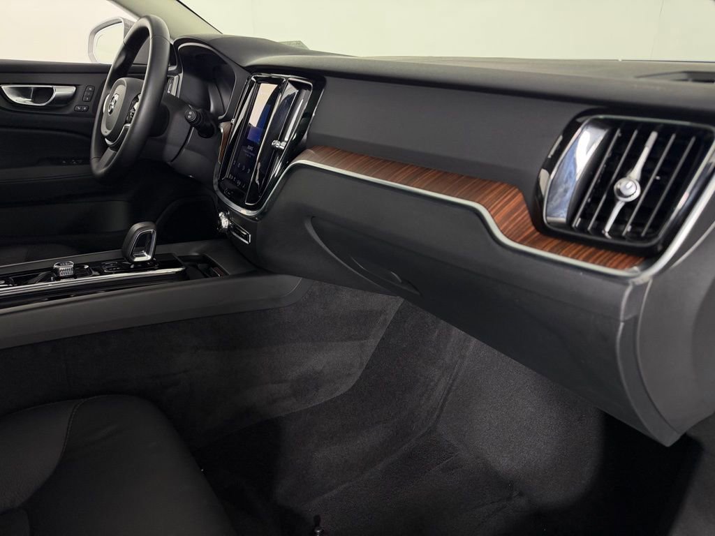 Used 2025 Volvo V60 B5 Cross Country Plus image 33