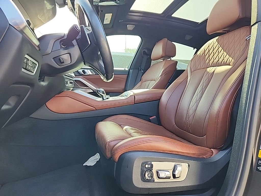 Used 2021 BMW X6 M50i w/ Executive Package image 2