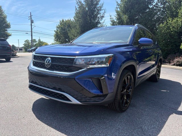 Used 2023 Volkswagen Taos SE w/ Panoramic Sunroof Package FWD image 1