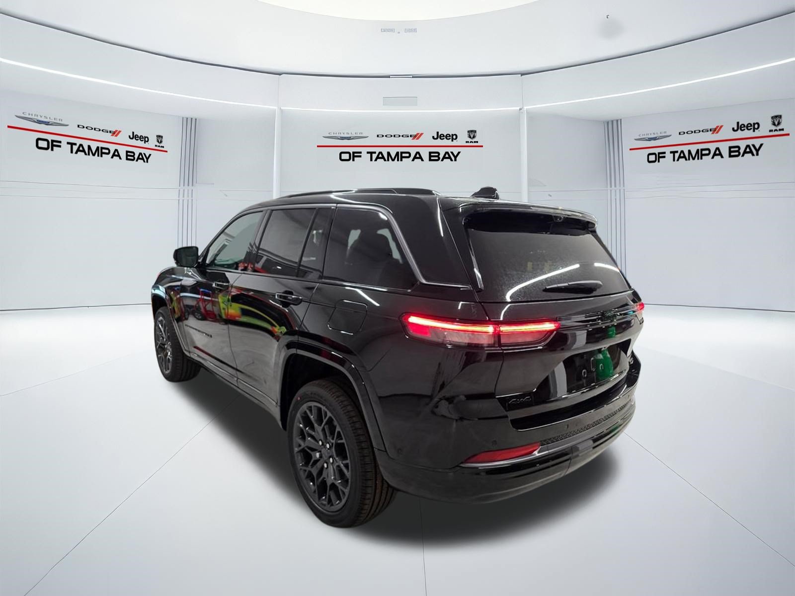 New 2026 Jeep Grand Cherokee Summit w/ Obsidian Package AWD/4WD image 4