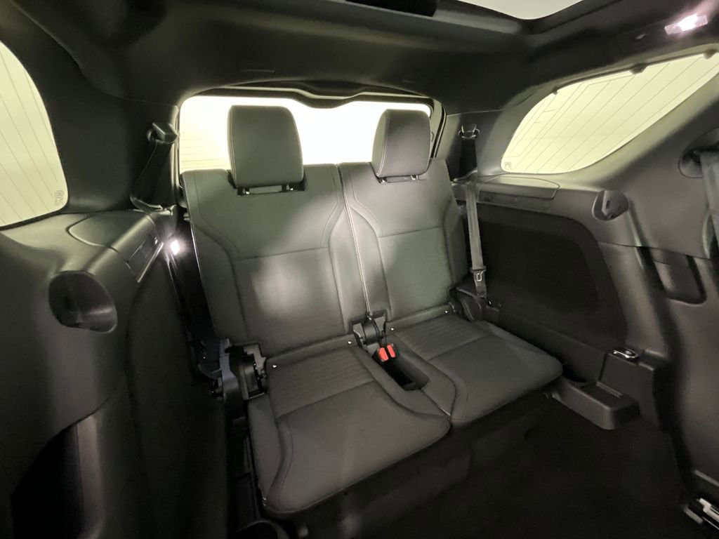 Certified 2025 Land Rover Discovery S image 28