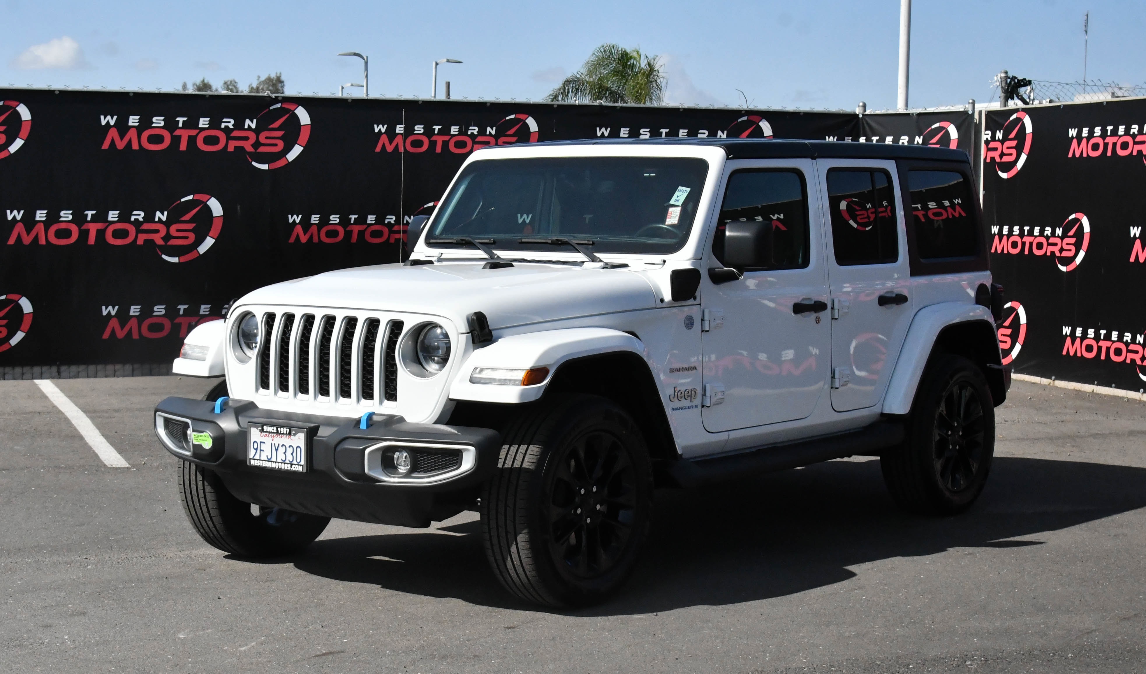 Used 2023 Jeep Wrangler Unlimited Sahara w/ Cold Weather Group AWD/4WD image 3
