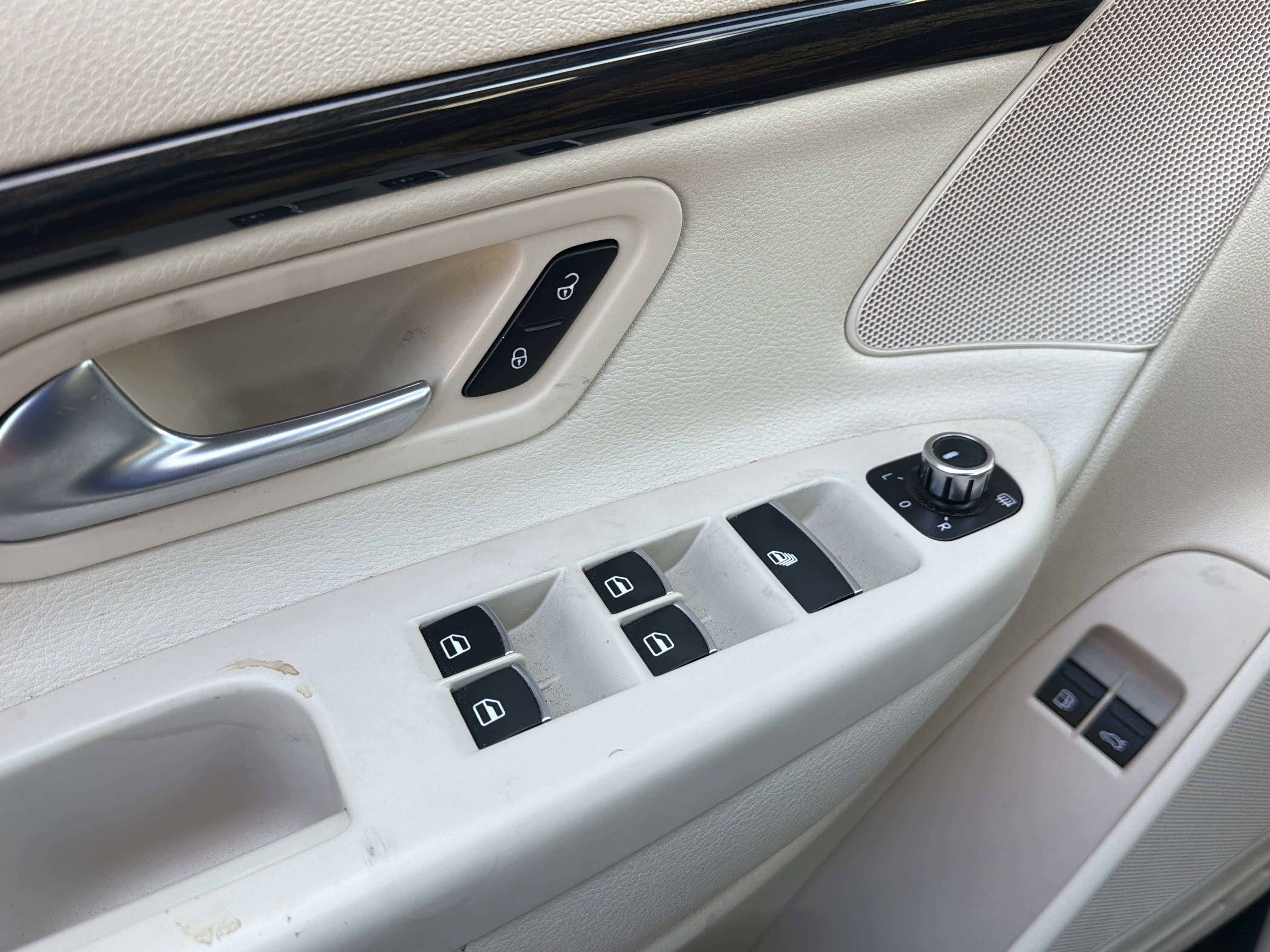 Used 2013 Volkswagen Eos Lux FWD image 19