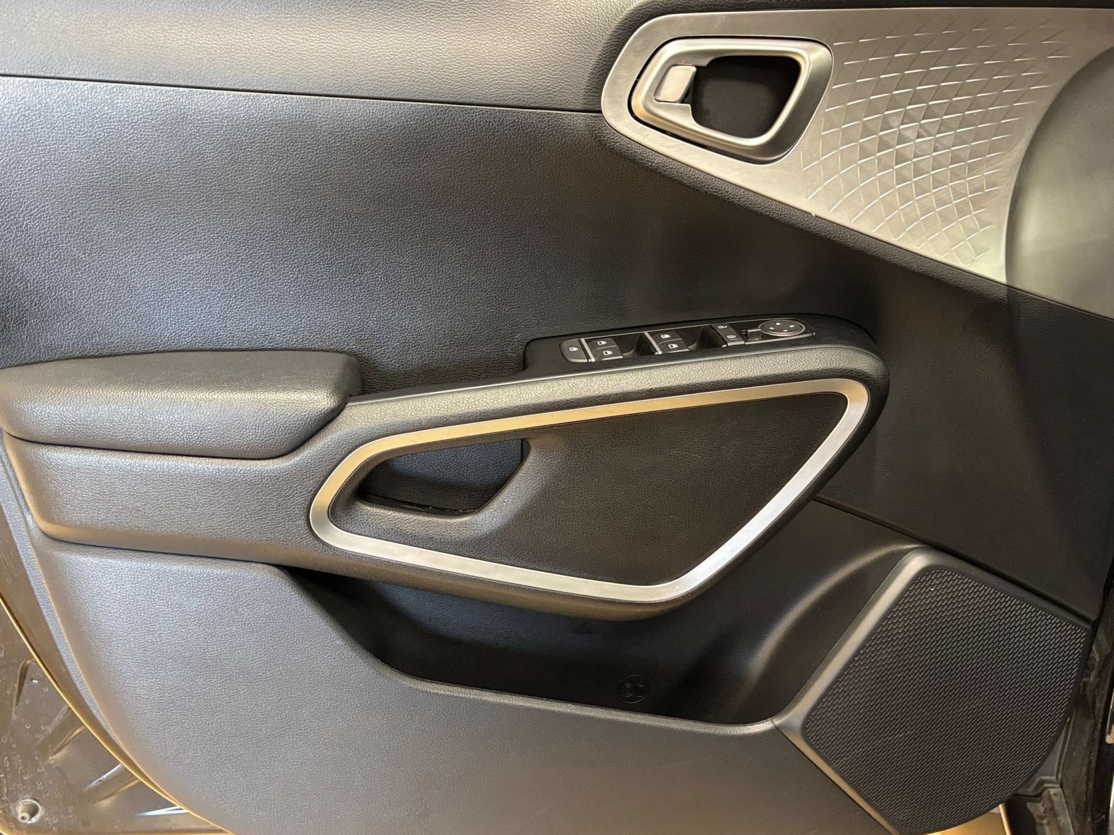 Used 2025 Kia Soul LX w/ LX Technology Package FWD image 18