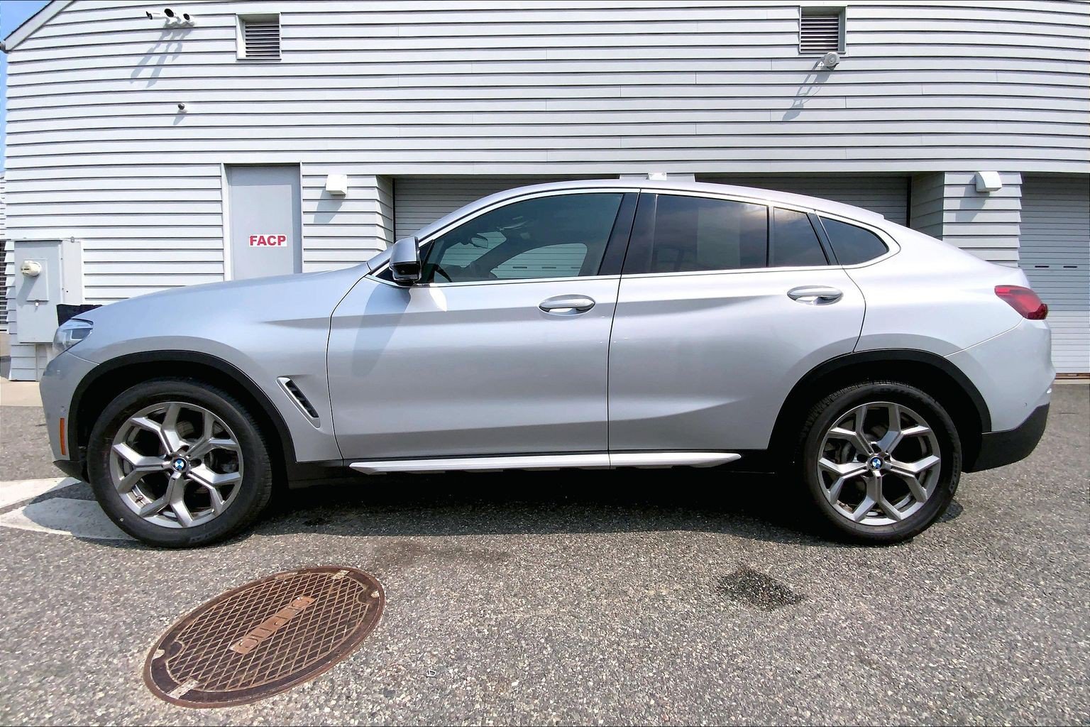 Used 2021 BMW X4 xDrive30i w/ Executive Package AWD/4WD image 2
