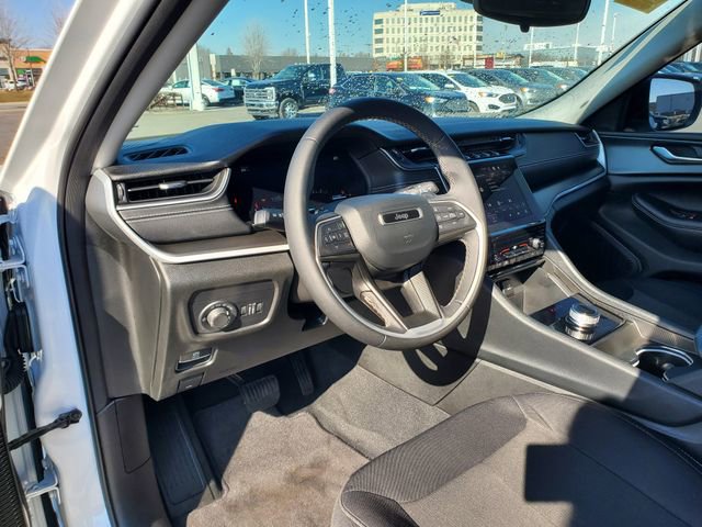 Used 2023 Jeep Grand Cherokee Laredo image 11