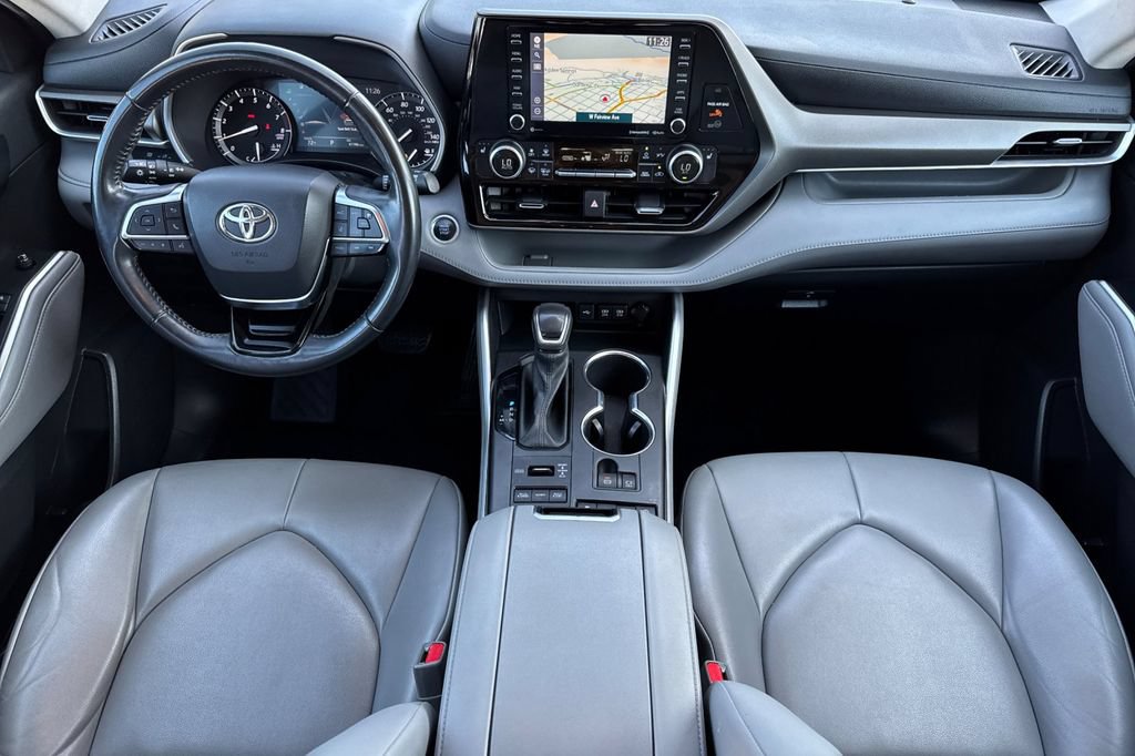 Used 2021 Toyota Highlander XLE AWD/4WD image 5